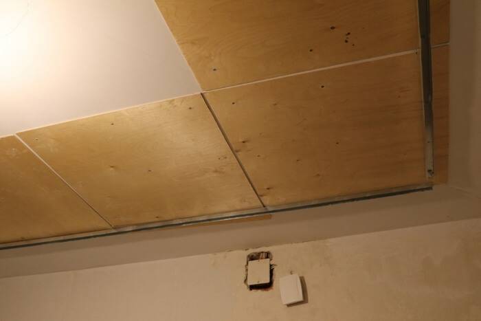 Обшивка потолка фанерой в деревянном доме и фото отделки
