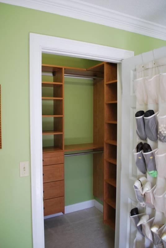 Преимущества и дизайн маленьких гардеробных комнат