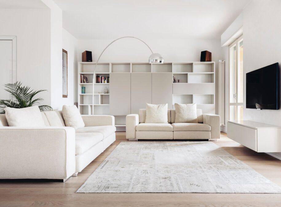 Основные правила оформления интерьера белой гостиной с мебелью