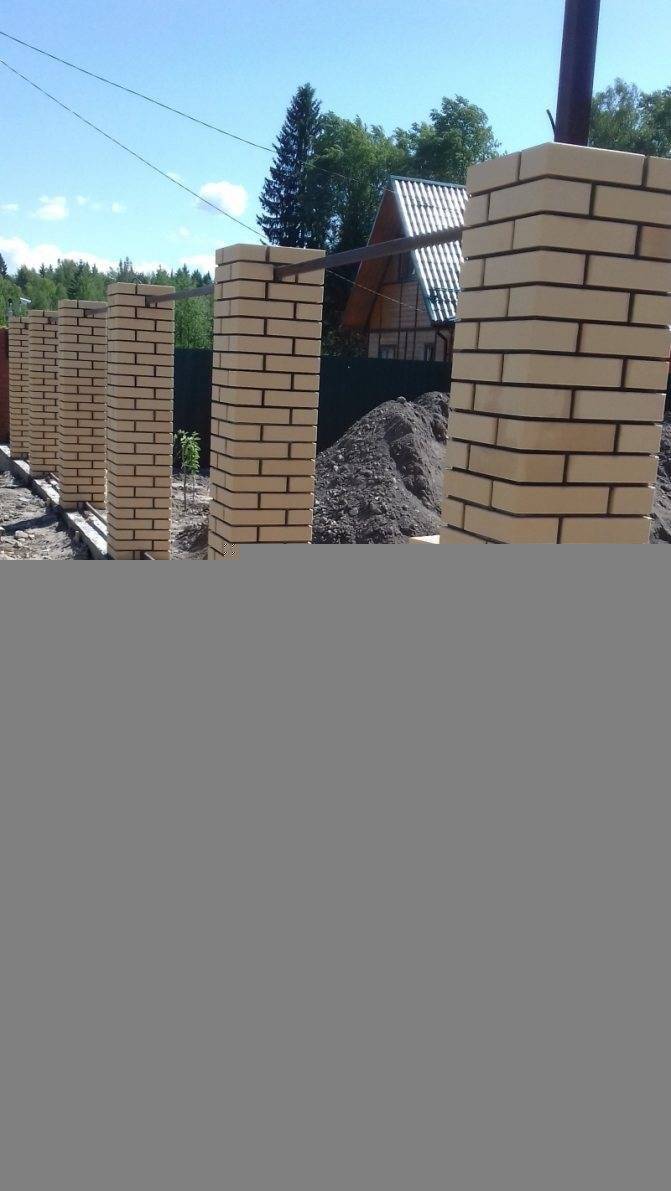Колпаки и крышки на столбы для забора из кирпича своими руками: фото наверший