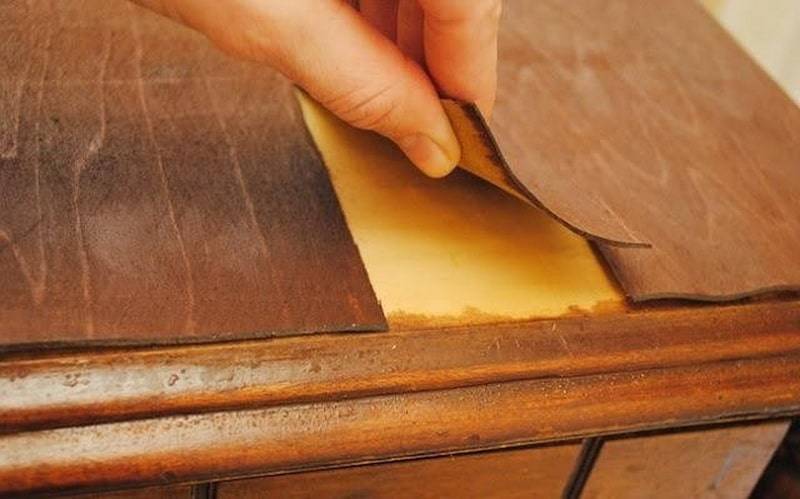 Как убрать царапины с мебели: способы устранения мелких и глубоких повреждений с темного и светлого деревянного покрытия, полированного дерева