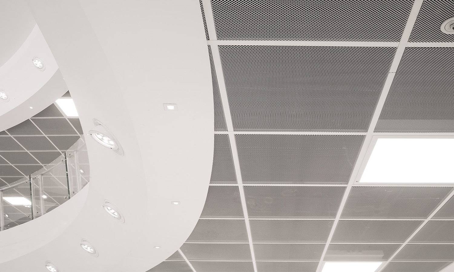 Потолок из пластиковых панелей своими руками: монтаж, выбор освещения