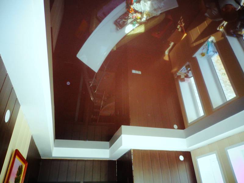 Коричневый натяжной потолок - применение в интерьере, фото