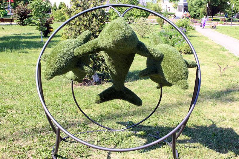 Садовая скульптура своими руками. как сделать фигуру из искусственной травы