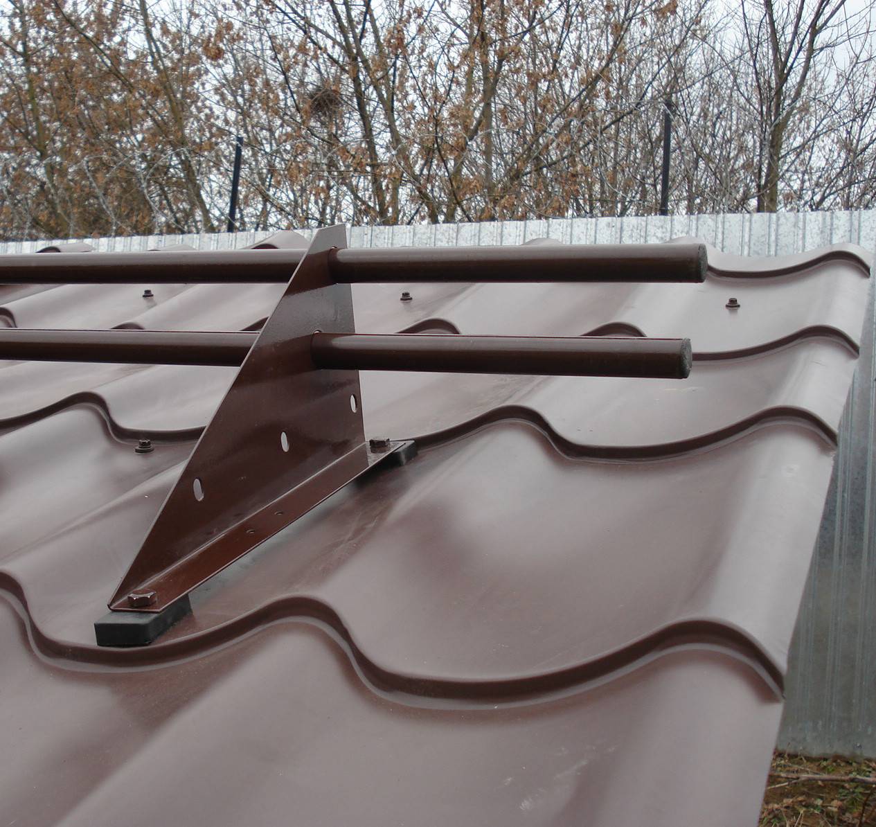 Установка снегозадержателей на крыше из профнастила: крепление, виды