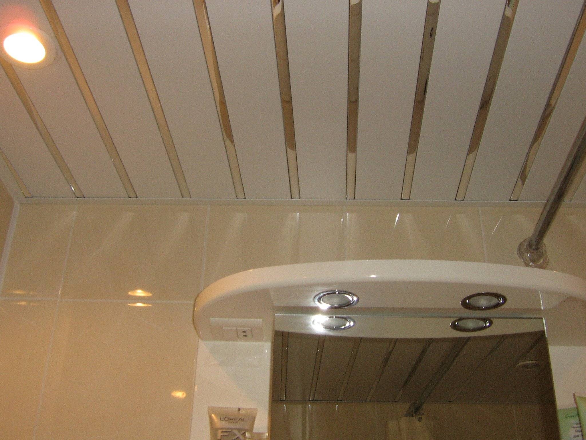 Какой лучше сделать потолок в ванной - преимущества и недостатки разных материалов