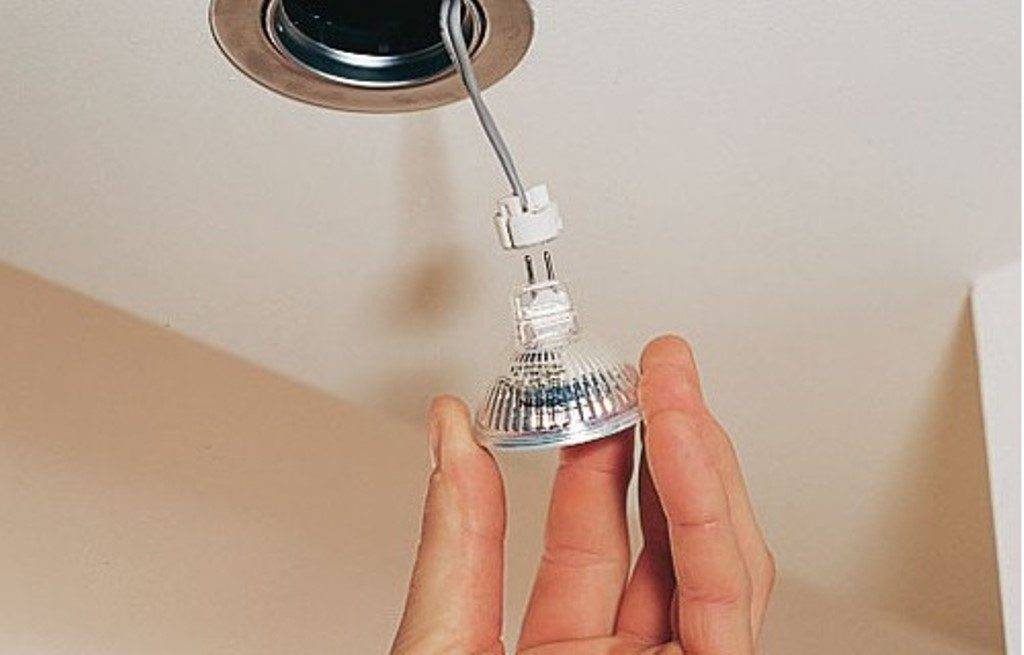 Как заменить лампочку в точечном светильнике - 3 ошибки, галогенная и светодиодная лампа, замена светильника в подвесном потолке.