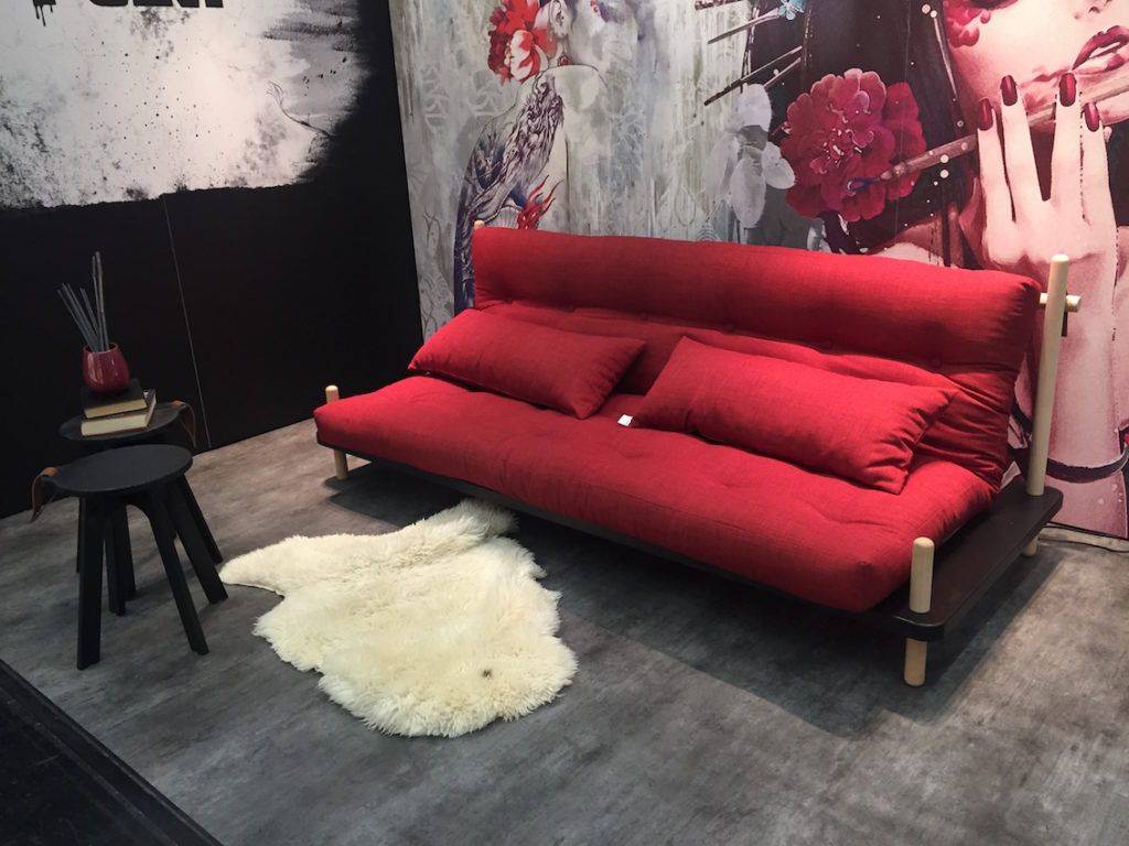 Красный диван в интерьере: особенности цвета, сочетание с другими цветами и стилями, примеры оформления