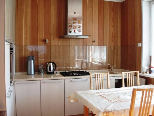 Вагонка на кухне: дизайн и использование материала в интерьере, фото примеров
