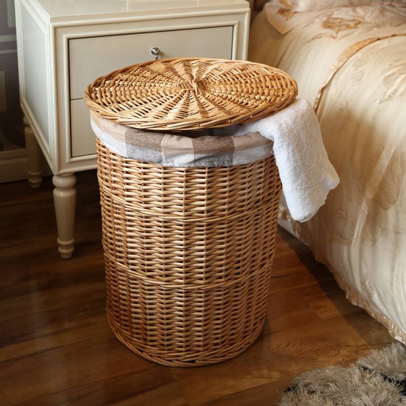 Плетеная корзина для белья в ванную комнату: угловое изделие с крышкой, коричневая модель из ротанга или бамбука с игрушкой