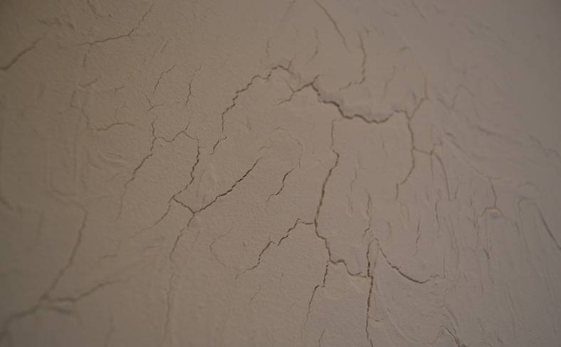 Как заделать трещины в штукатурке на стене: гипсовой, цементной