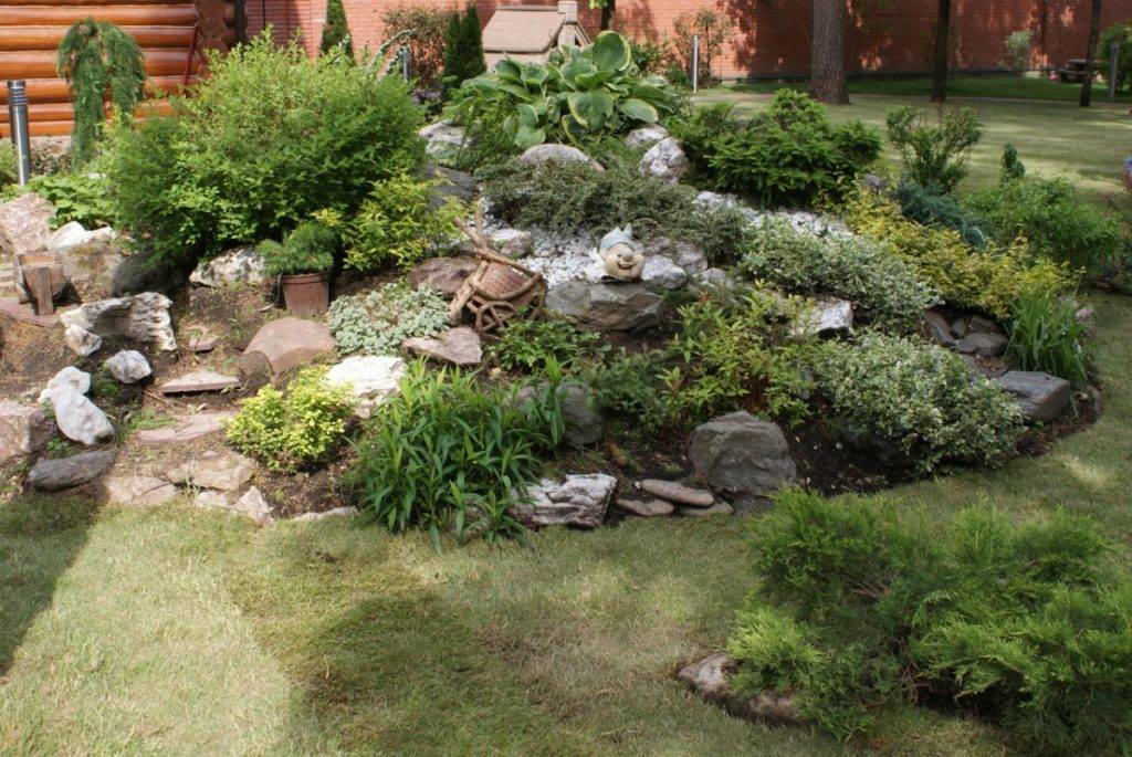 Декоративные камни для ландшафтного дизайна сада и клумб на даче: цветная галька, крупный искусственный булыжник
 - 26 фото