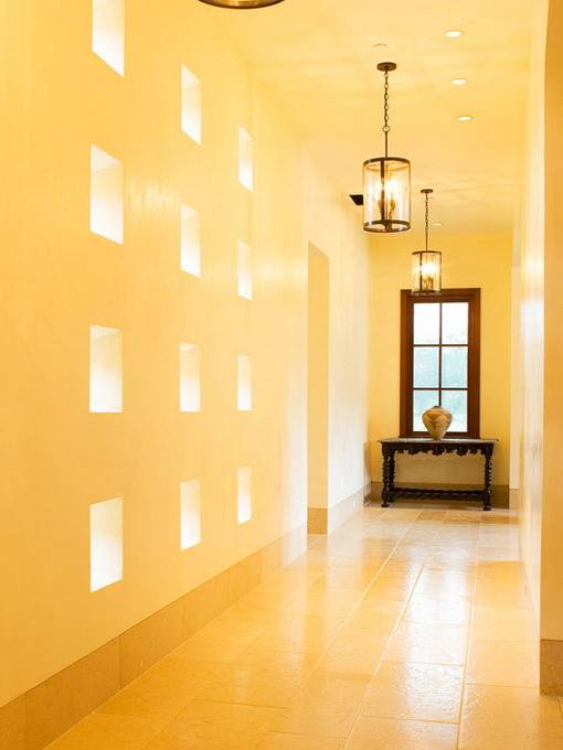 Освещение в коридоре (63 фото): свет в коридоре квартиры с натяжным потолком, подсветка пола с датчиком движения и ночное освещение. как организовать освещение в длинном узком коридоре с прихожей? современный дизайн в доме