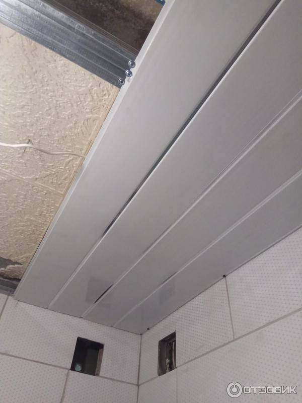 Потолок из пвх панелей в ванной комнате: технология устройства своими руками