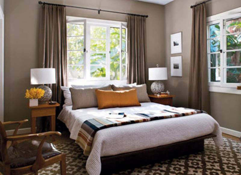 Спальня с двумя окнами - 60 фото вариантов оформления в интерьере