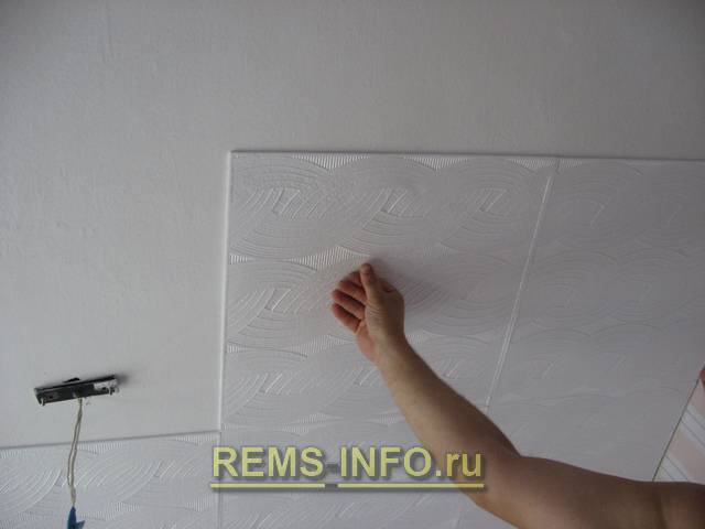 Как клеить плитку на потолок: инструкция и стильные варианты укладки потолочной плитки
