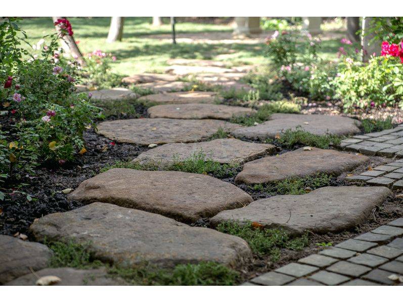 Садовые дорожки: гравий, камень, галька – плюсы и минусы