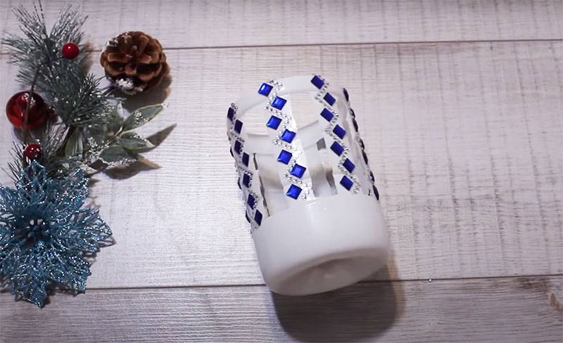 Бесплатно и шикарно: новогодний декор из пластиковых бутылок