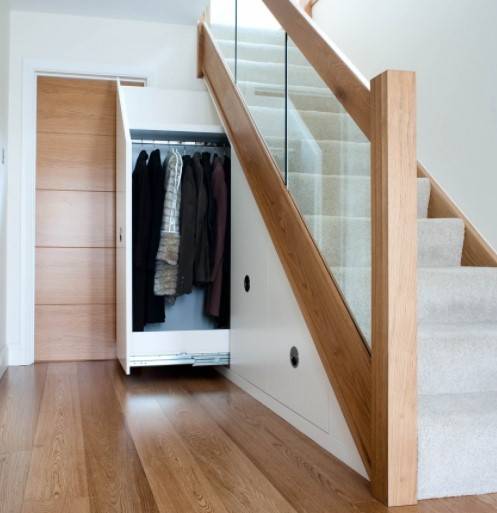 Лучшие идеи гардеробной в частном доме под лестницей