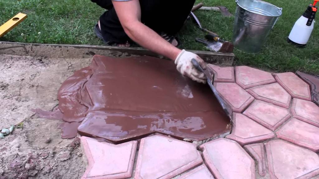 Изготовить тротуарную плитку своими руками в домашних условиях