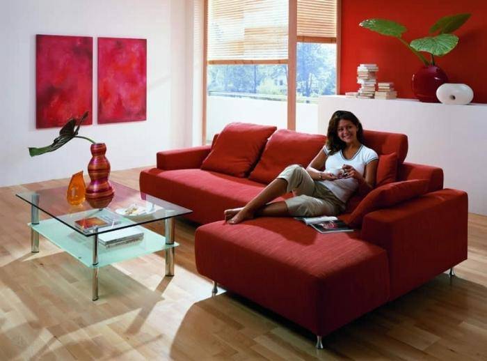 Красный диван. с чем сочетать красный цвет в интерьере?