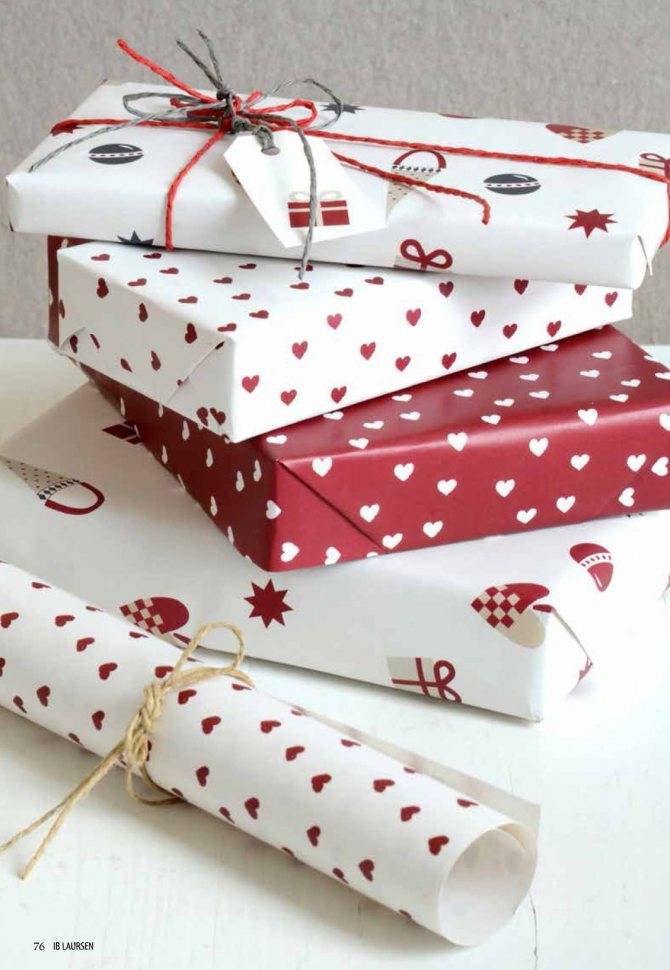 Как упаковать плоский подарок в подарочную бумагу?