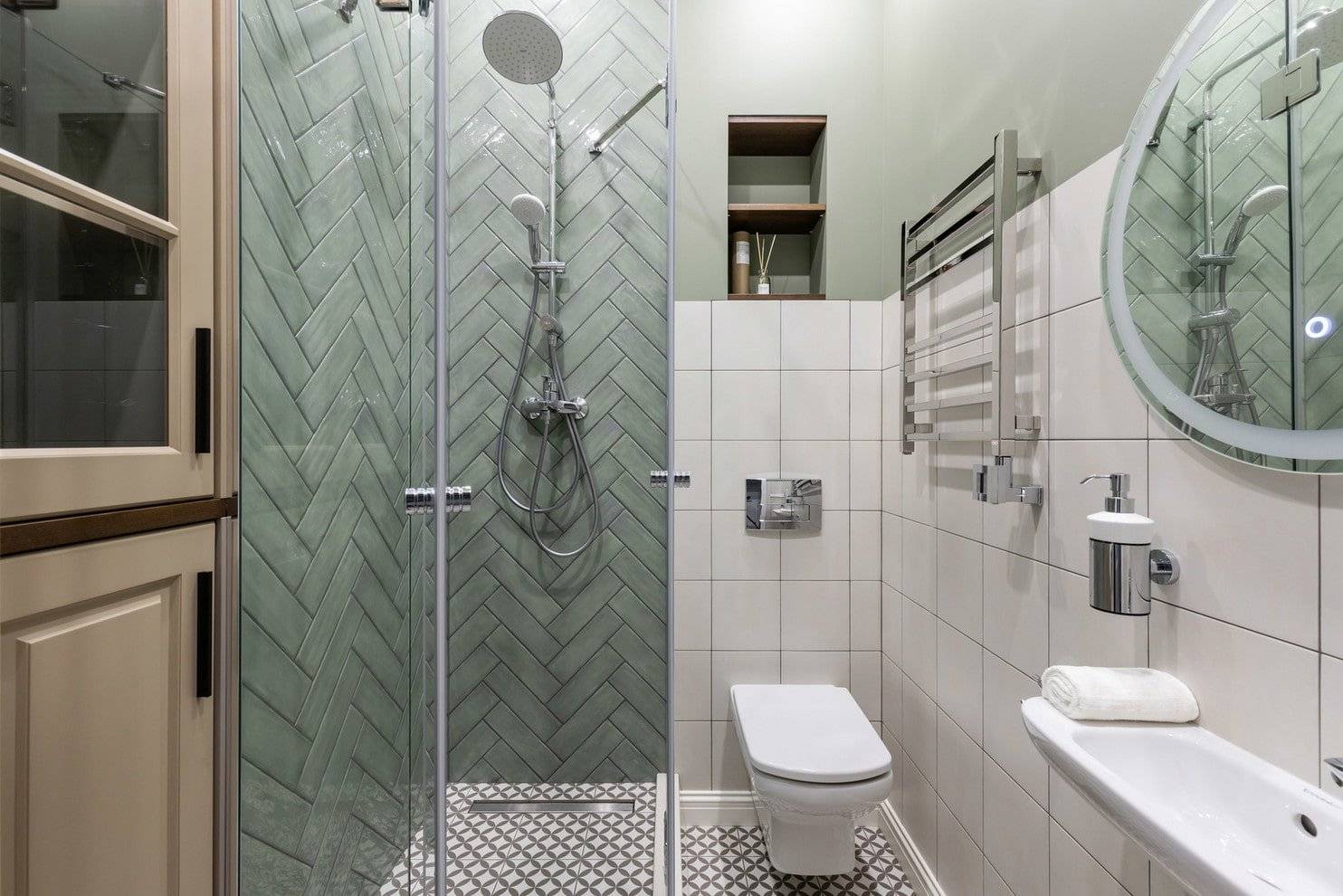 Примеры дизайна ванной комнаты с душевой кабиной и ванной