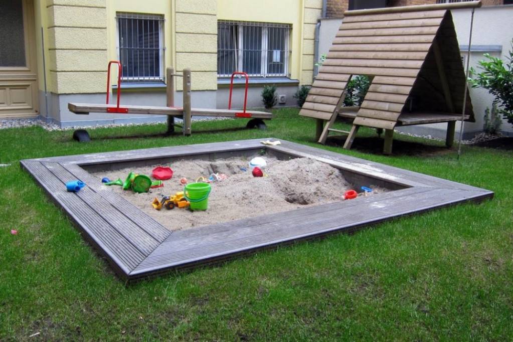 Сделать площадку в саду. Оригинальная песочница. Песочница на участке. Детский уголок на участке. Песочница в частном доме.