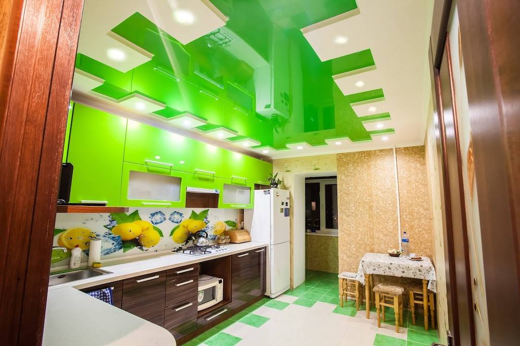 Насколько удобна кухня до потолка:  дизайн интерьера с высокими шкафами