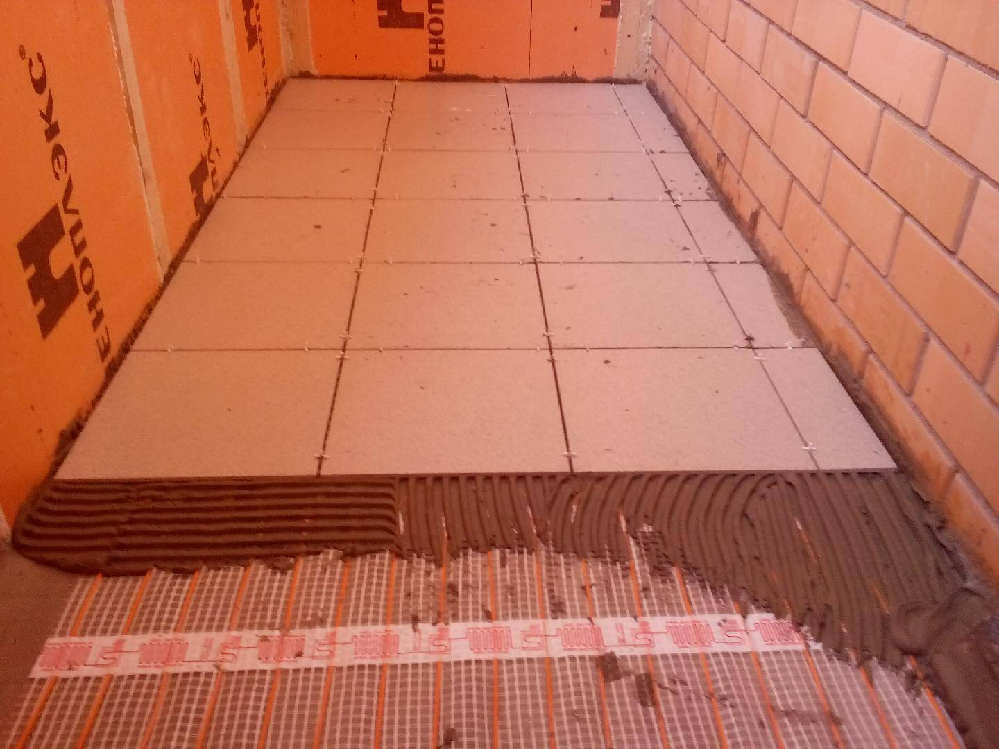 Укладка пеноплекса на бетонный пол своими руками: необходимость перед стяжкой