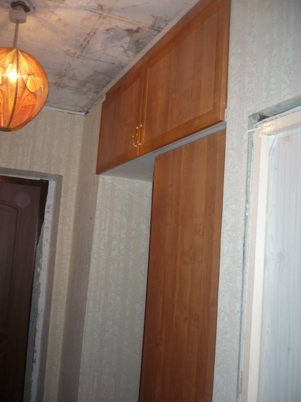 Антресоль в коридоре (40 фото): антресоль под потолком в прихожей, идеи дизайна для узкого коридора, размещение над входной дверью, выбираем шкаф-купе с зеркалом и антресолью