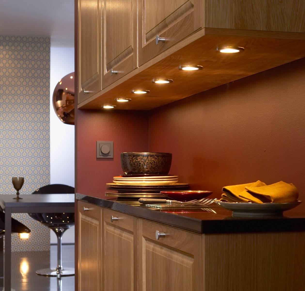 Отмываем натяжной потолок на кухне от копоти и желтизны — чем это лучше сделать?