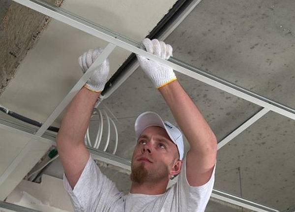 Как самостоятельно снять натяжной потолок: советы по частичному и полному демонтажу
