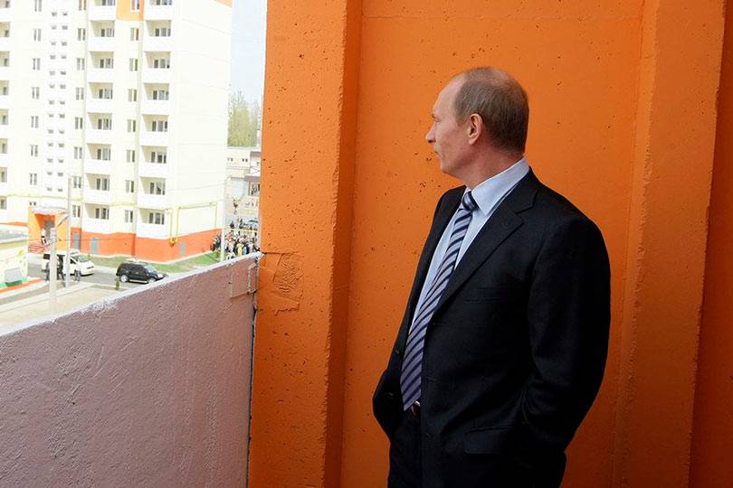 Путин поручил продумать смягчение условий ипотеки для семей с детьми