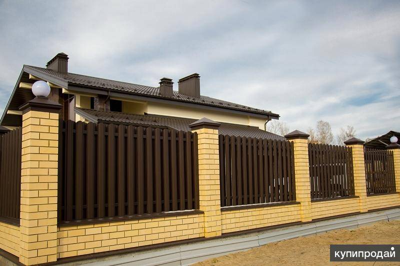 Забор (112 фото): красивые универсальные виды ограждений для частного дома и дачи