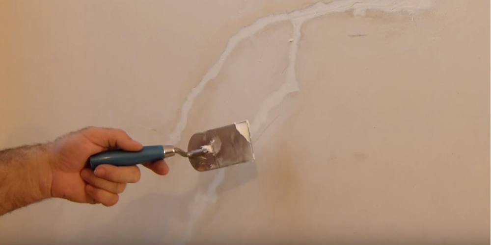 Как заделать трещины в штукатурке на стене: причины их возникновения и способы устранения