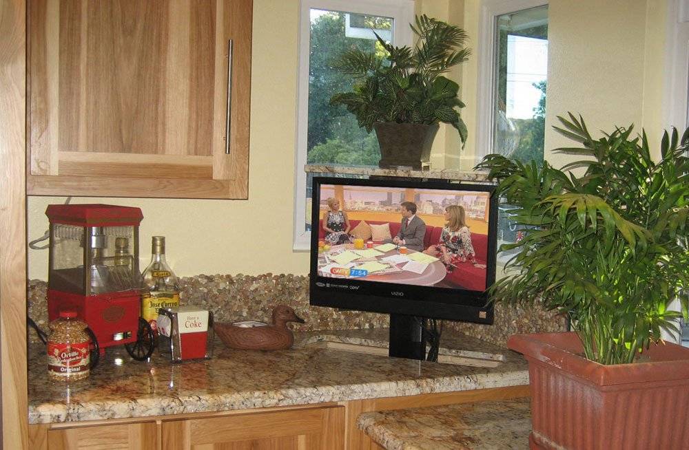 Телевизор на кухне: выбор и варианты размещения
