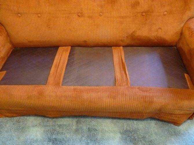 Перетяжка дивана (62 фото): обтяжка своими руками кожаной модели с подлокотниками пошагово, выбор ткани для обшивки, видео