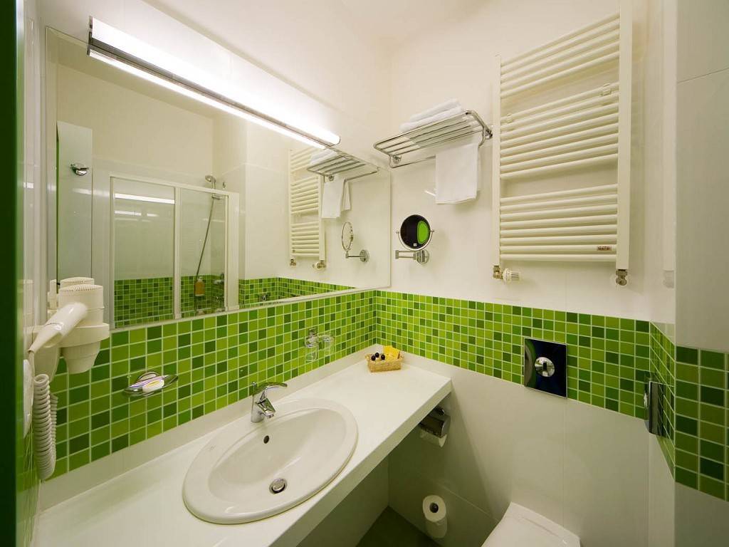 Ванная комната в «хрущевке» (97 фото): дизайн комнаты маленького размера, варианты отделки, примеры интерьера стандартных малогабаритных комнат