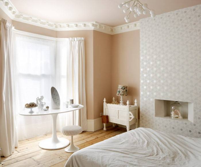 Дизайн интерьера спальни с мебелью, оформленный в белых тонах