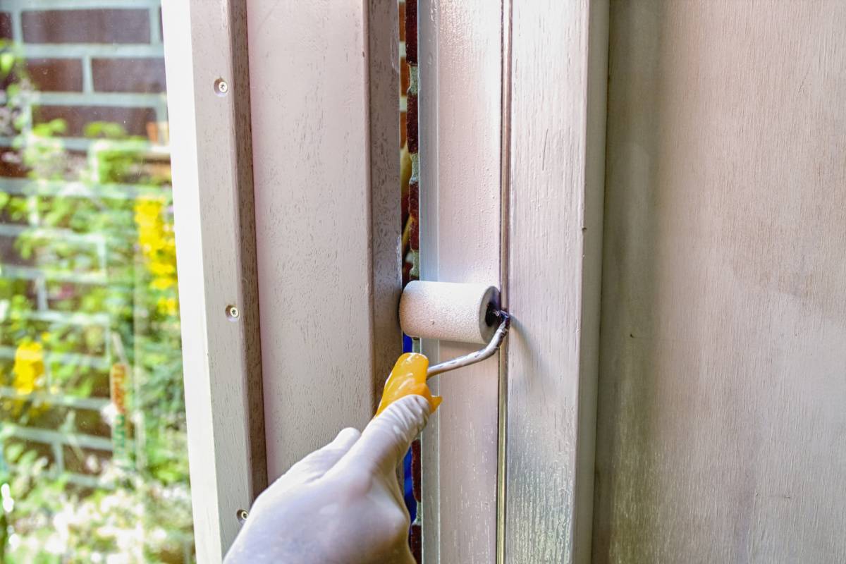 Как правильно подготовить и покрасить деревянные окна