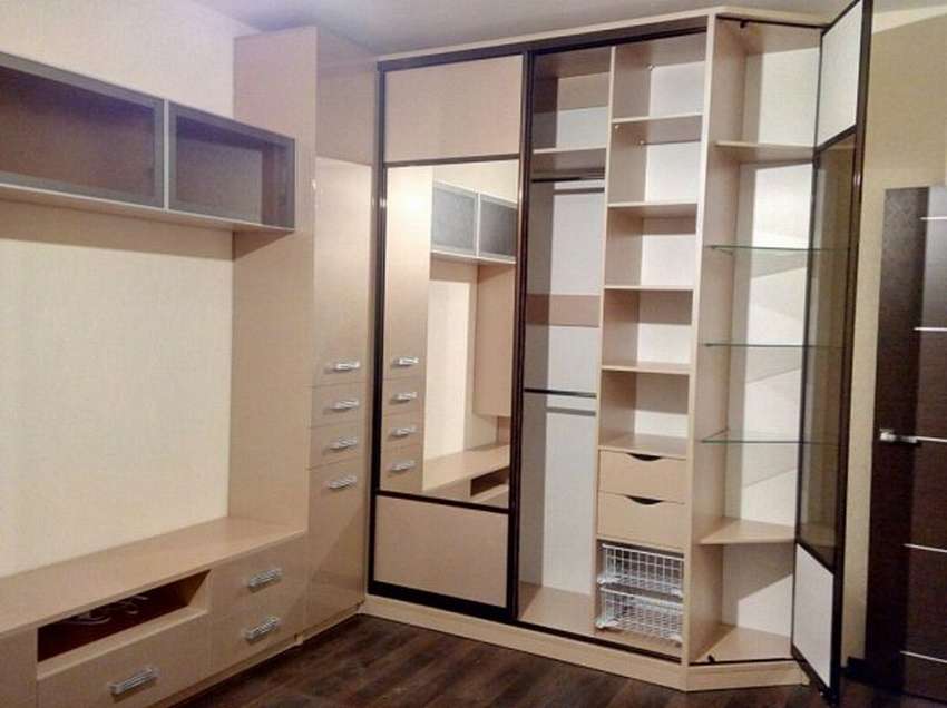 Современный дизайн шкафа купе в спальне
