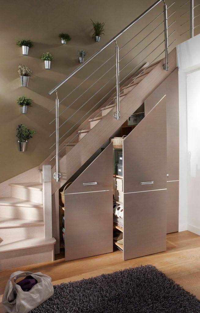 Прихожая с лестницей в частном доме - реальные фото в интерьере