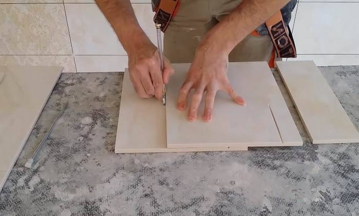 Как резать плитку (керамогранит) ручным плиткорезом или болгаркой: видео