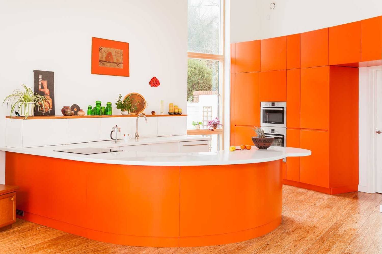 Какой цвет обоев подойдет для оранжевой кухни