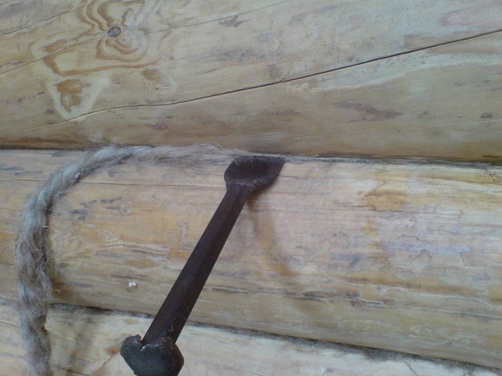 Конопатка швов сруба деревянного дома своими руками