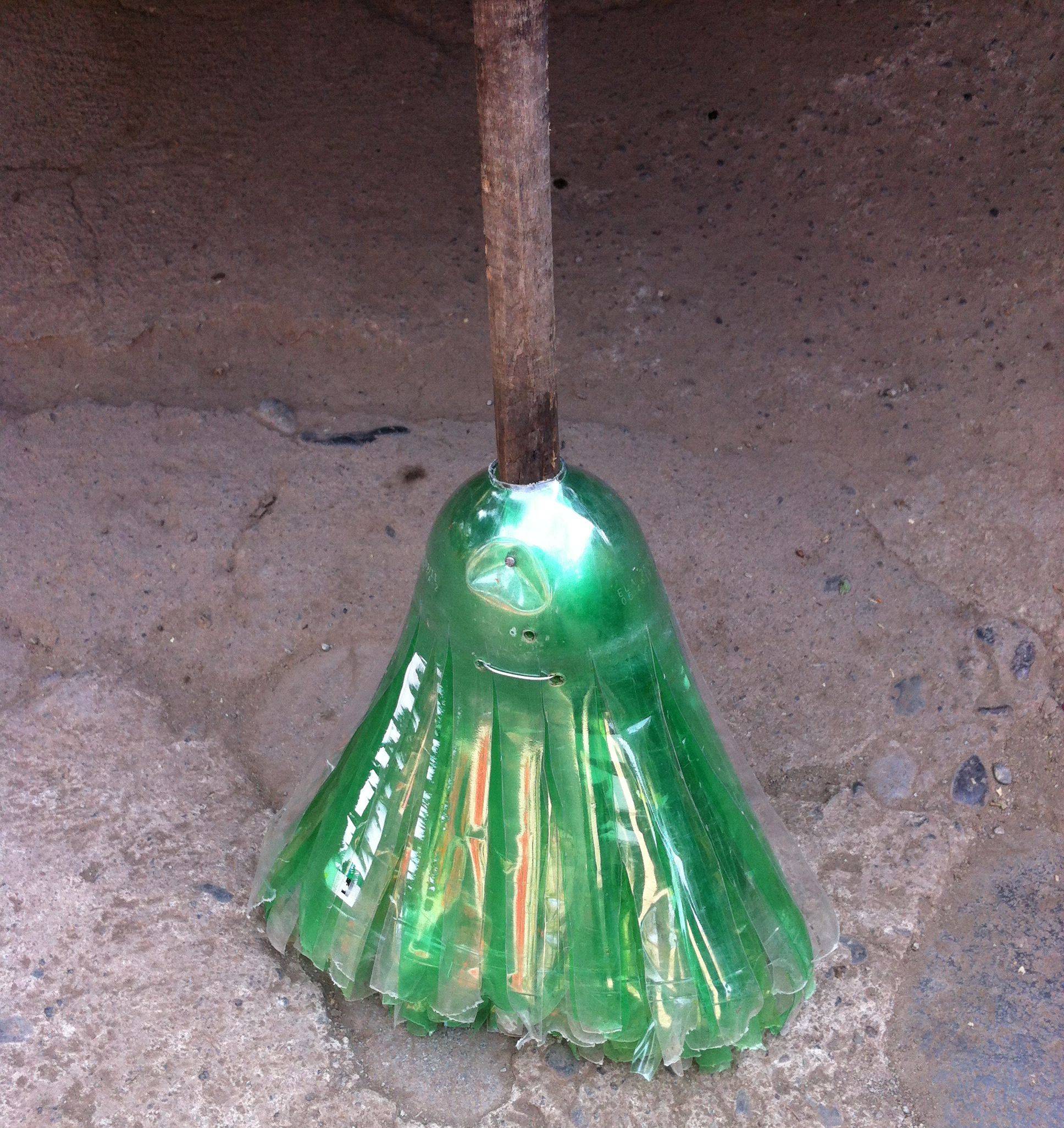 Самодельная метла из пластиковых бутылок