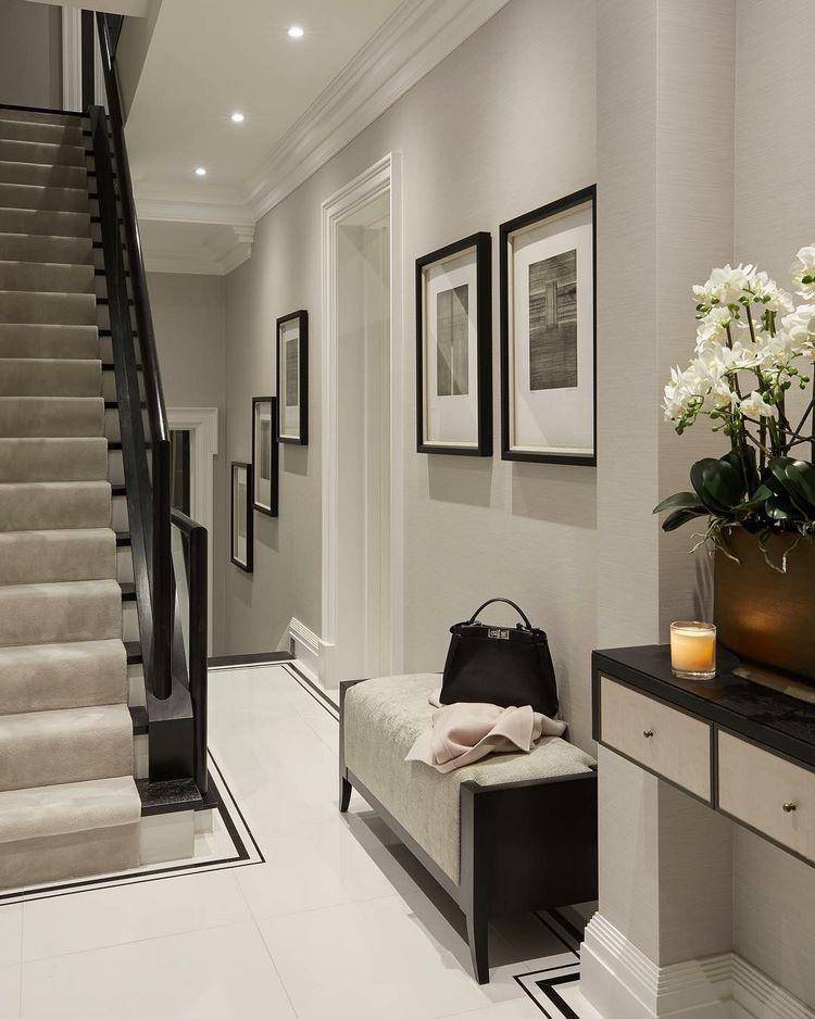 Интересные варианты дизайна холла с лестницей в частном доме — освещаем подробно