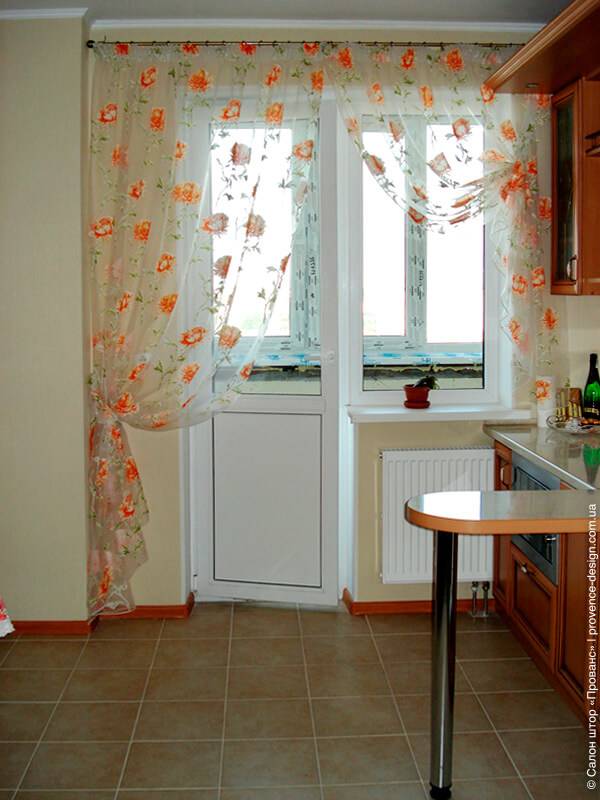 Как выбрать шторы на кухню с балконной дверью