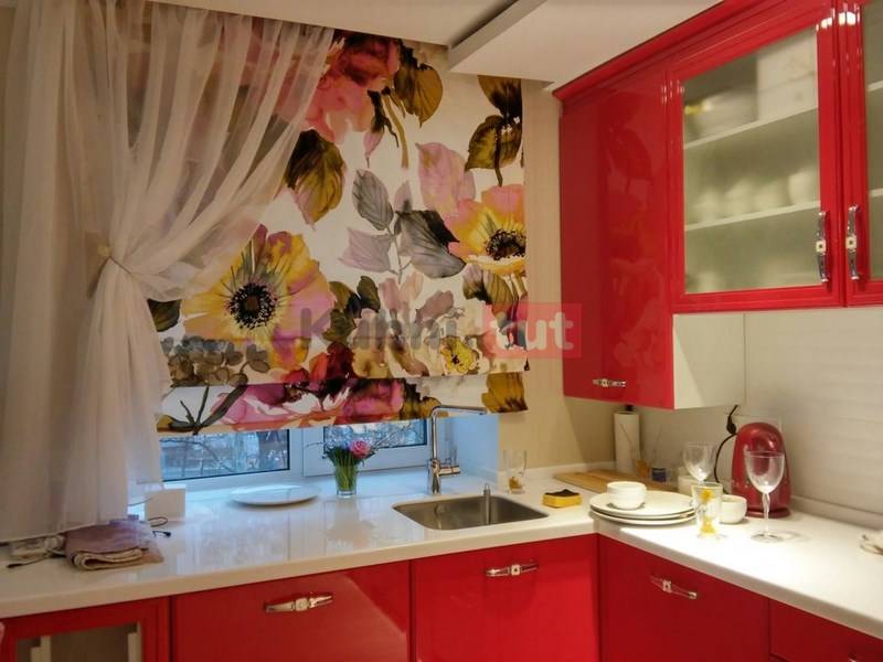 Дизайн кухни с окном: реальные фото примеры
